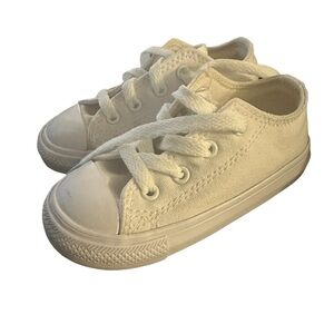 Baby Converse in white. Size US  7 s 14 cm .